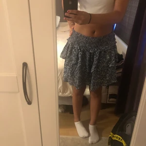 Blommig volang kjol - Säljer en fin blommig volang kjol som inte kommer till någon användning och är i storlek S💕