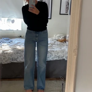 Jeans - Ett par blåa jeans ifrån lager 157💞 säljer då jag endast använt som en gång+ på bilderna så nästan oanvända💞 köpta för 300kr och säljer för 120kr. Jag är 163cm o dom är lite stora på mig. (Frakten är inte det priset som står, gör eget paket)