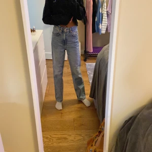 Blåa Jeans - Ett par jeans från carlings never demin STORLEK 24 och LÄNGD 32 Och dom är raka 