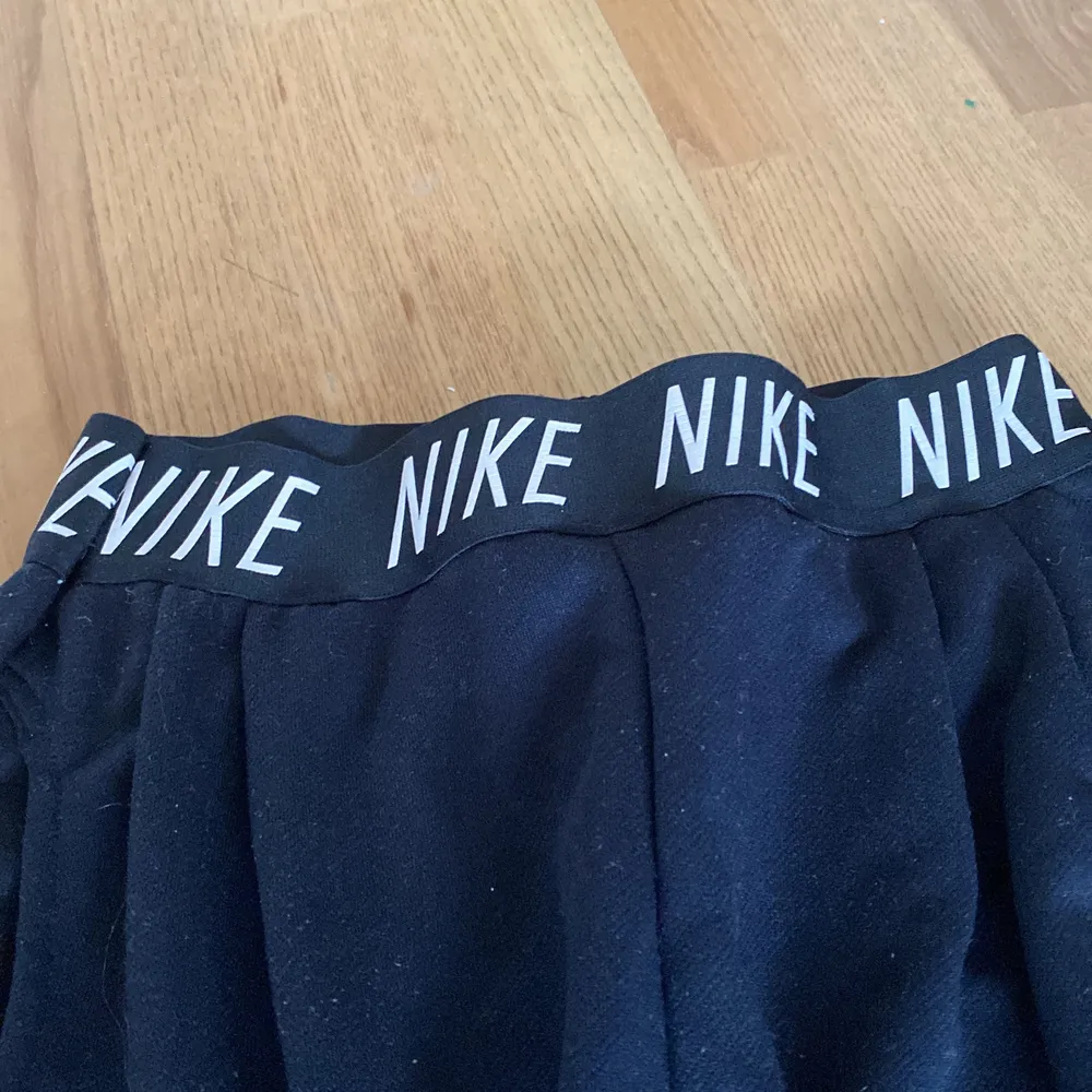 Tränings byxor Nike i bra skick men lite noppriga . Jeans & Byxor.