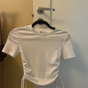 Zara tröja  - Tröjan är från zara STORLEK small säljer den för jag aldrig har använt den!! FRAKT står köparen på 