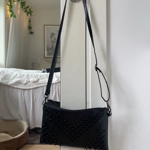 väska - fin väska från shein. Använd få gånger och i ny skick! säljer då jag inte har plats💞 köp direkt för 80kr + gratis frakt.