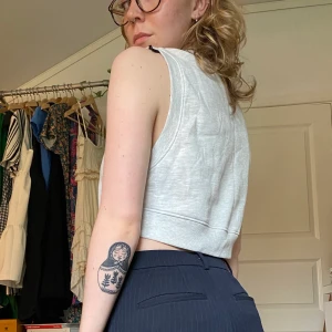 Grå sweatervest stl S - Ljusgrå sweatervest från H&M i stl S med v-ringning. Är mycket mjuk på insidan och knappt använd.   Du som köper står för frakt, möts annars upp vid Stockholm city.