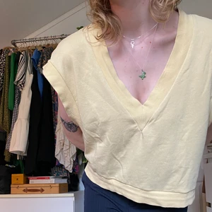 Oversized sweatervest från Monki stl S - Gul oversized sweatervest från Monki med v-ringning i stl S. Tunn och luftig samt passar super med skjorta under.   Du som köper står för frakt, möts annars upp vid Stockholm city.