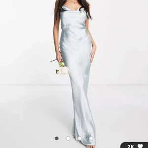 Balklänning  - Säljer min balklänning  Köpte detta året  Använd 1 gång  Jag har storlek 40 och på bilden har hon 36 