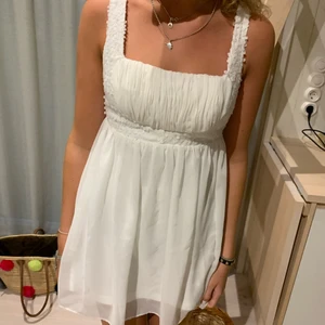 Sååå snygg klänning som jag vekrligen älskar😍 - Jag säljer min favorit vita klänning som jag totalt älskar den är Såå fin och smickrande😍💓