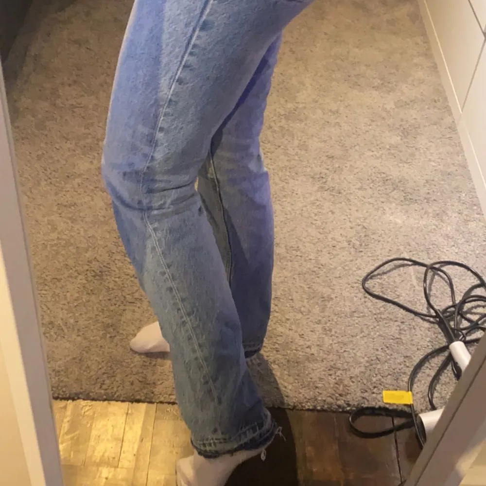 Säljer dessa super fina jeans då de är lite för små för mig, skriv för fler bilder💕. Jeans & Byxor.