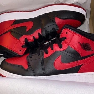 Jordan 1 - Säljer nu dessa snygga Jordan 1, då de inte kommer till användning längre. Extremt bra skick, de har creasats lite men det är inget man tänker. Självklart äkta!!! Storlek, 38❤️skriv privat för mer frågor och bilder. 