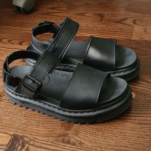 Dr. Martens Voss Sandals - Dr. Martens Voss sandaler i bra skick. Storlek 39 som passar 38/39/40 pga de justerbara remmarna. Jag bär 40 och min mamma 38 och vi båda kan ha på oss dessa utan problem :)