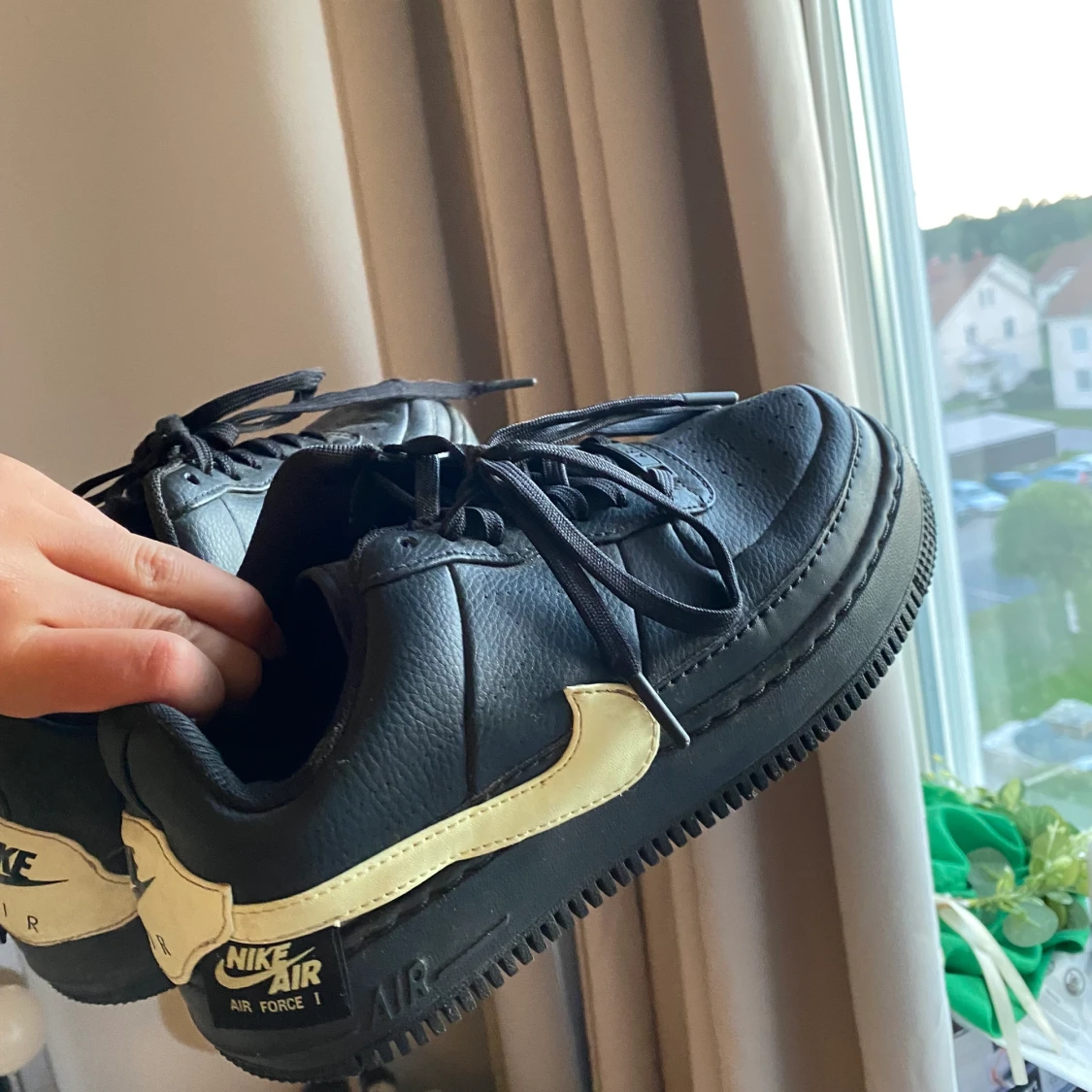 Nike air force 1 svarta med neon strl 38,5 - 91