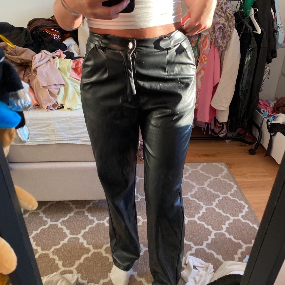 Byxor i fakeläder strl 36 från missguided 