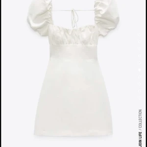 Zara Klänning - Säljer denna super söta klänningen som inte kommit till någon användning, synd då den är så fin! Den är använd vid ett tilfälle och har inga defekter alls, kontakta mig för fler bilder!!❤️ pris kan diskuteras!