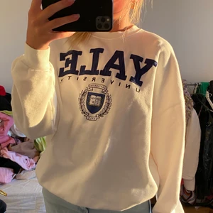 Sweatshirt från pull&bear strl s - Superfin och nästan aldrig använd då jag har så många sweatshirts! Köpt förra året 