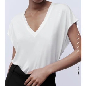 Zara t-shirt  - Två st stilrena t-shirts från Zara.  80 kr för en, 150kr för båda.  Aldrig använda.