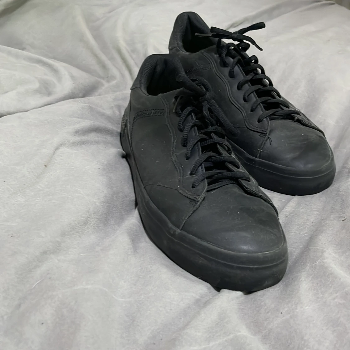 Svarta låga sneakers i storleken 45 - 91