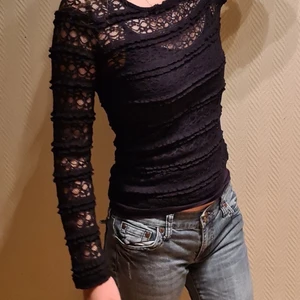 Svart spetströja - Jättefin spetströja i färgen svart från ginatricot. Säljer då den inte passade mig så jättebra <3 Frakt tillkommer.