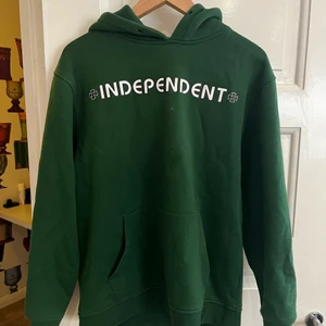 Independent cross hoodie - Independent hoodie i storlek Medium Bra skick