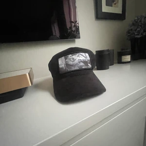 Maggiore keps c10 c1 - Säljer min maggiore keps c10 s1. Den är i väldigt fint skick. Box och tillhörande påse finns med. Kepsen slutsåldes på under 6 minuter. Kan skickas via postnord eller mötas upp i Göteborg. Priset går att diskutera vid snabb affär. Mvh John