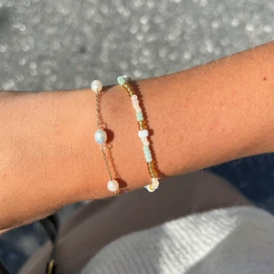 Pärlarmband - Pärlarmband med valfri storlek, färg & mönster 💐 2 armband för 32kr, 3 armband för 42kr, 4 armband för 52kr, 5 armband för 62kr. Blomarmband kostar 40kr Frakten kostar 13kr 🌸