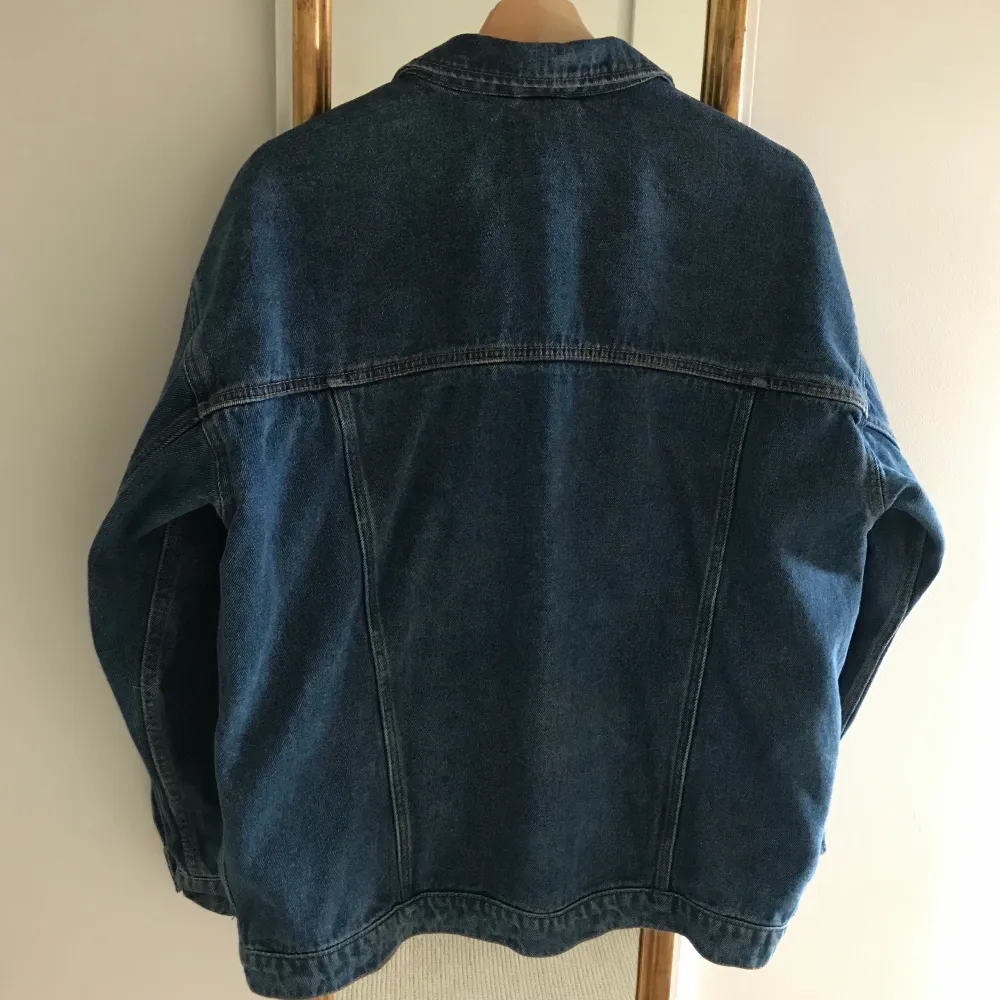 Säljer denna blåa jeansjacka från monki i strl S. Sitter oversize på mig som brukar ha storlek S/XS. Perfekt nu till hösten och passar till mycket. Använd, men fortfarande i fint skick. . Jackor.