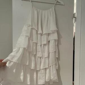 Vit volangklänning - Vit volangklänning i stl S. Köparen står för frakten. 250kr