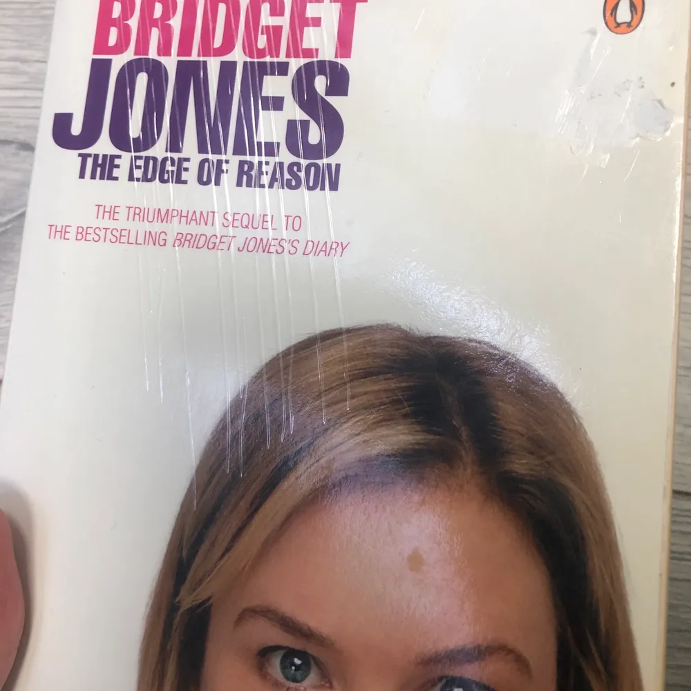 5 olika böcker alla har olika skick och pris. Har int wokats att skriva om alla men bridget Jones boken är köpt begagnad jag har aldrig använt den men det är i använt skick, inget som förstör texten. . Böcker.