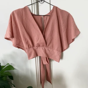 Rosa topp - Färgen är en aningens starkare klarare korall/rosa (låter sig inte fångas på bild). Väldigt fint skick!