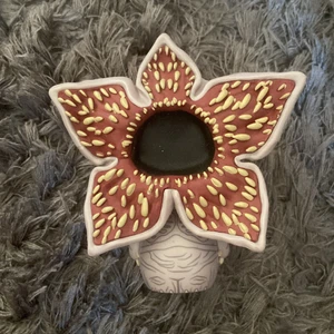 demogorgon från stranger things - Demogorgon från stranger things som jag inte har användning för längre. Säljer alla gamla stranger things grejer kolla gärna min profil vid intresse:). Pris kan diskuteras 