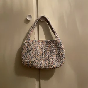 Baguette väska - Rymlig virkad väska i bomull. Virkad med två trådar för mer stadga. längd: 29cm höjd: 19cm (inkl. handtag: 34.5cm)
