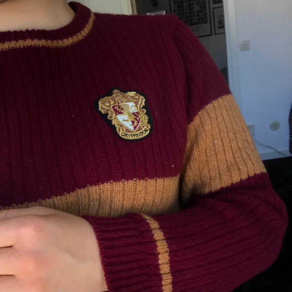 Gryffindor tröja köpt på Harry Potter museet i London. Bra kvalité i 100% ull som inte sticks. I princip som ny. Hör av dig för frågor/fler bilder!. Stickat.