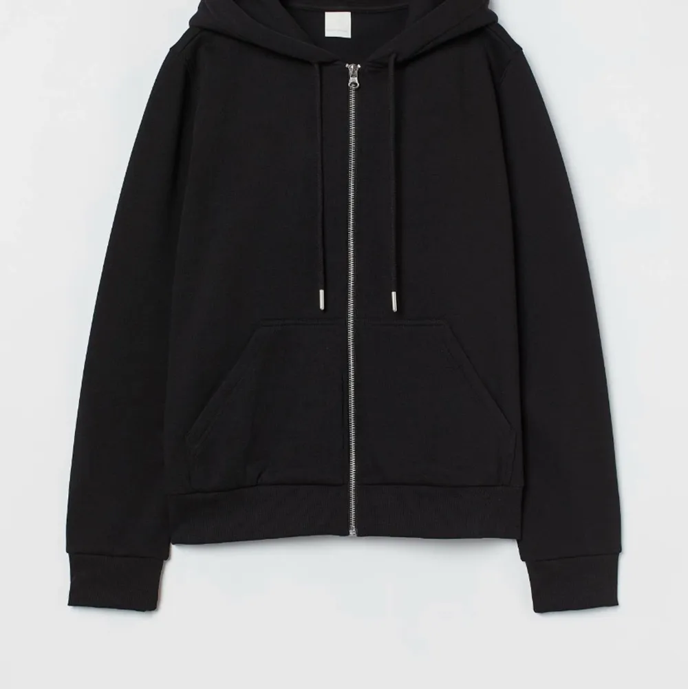 Säljer min svarta hoodie då den blivit för liten på mig. (bilden är lånad). Tröjor & Koftor.