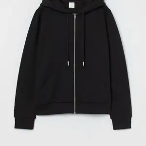 Säljer min svarta hoodie då den blivit för liten på mig. (bilden är lånad)