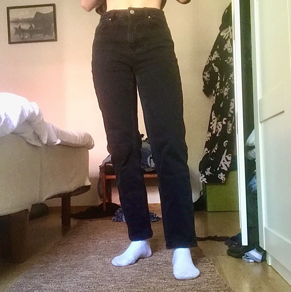 Ett par svarta jeans från Lindex i strl 34. Köpt på secondhand och är inte använda av mig. Bra kvalitet och stretchigt material, säljer då de är för små.. Jeans & Byxor.