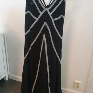 Klänning  - Kort klänning som använt 3 gånger . 