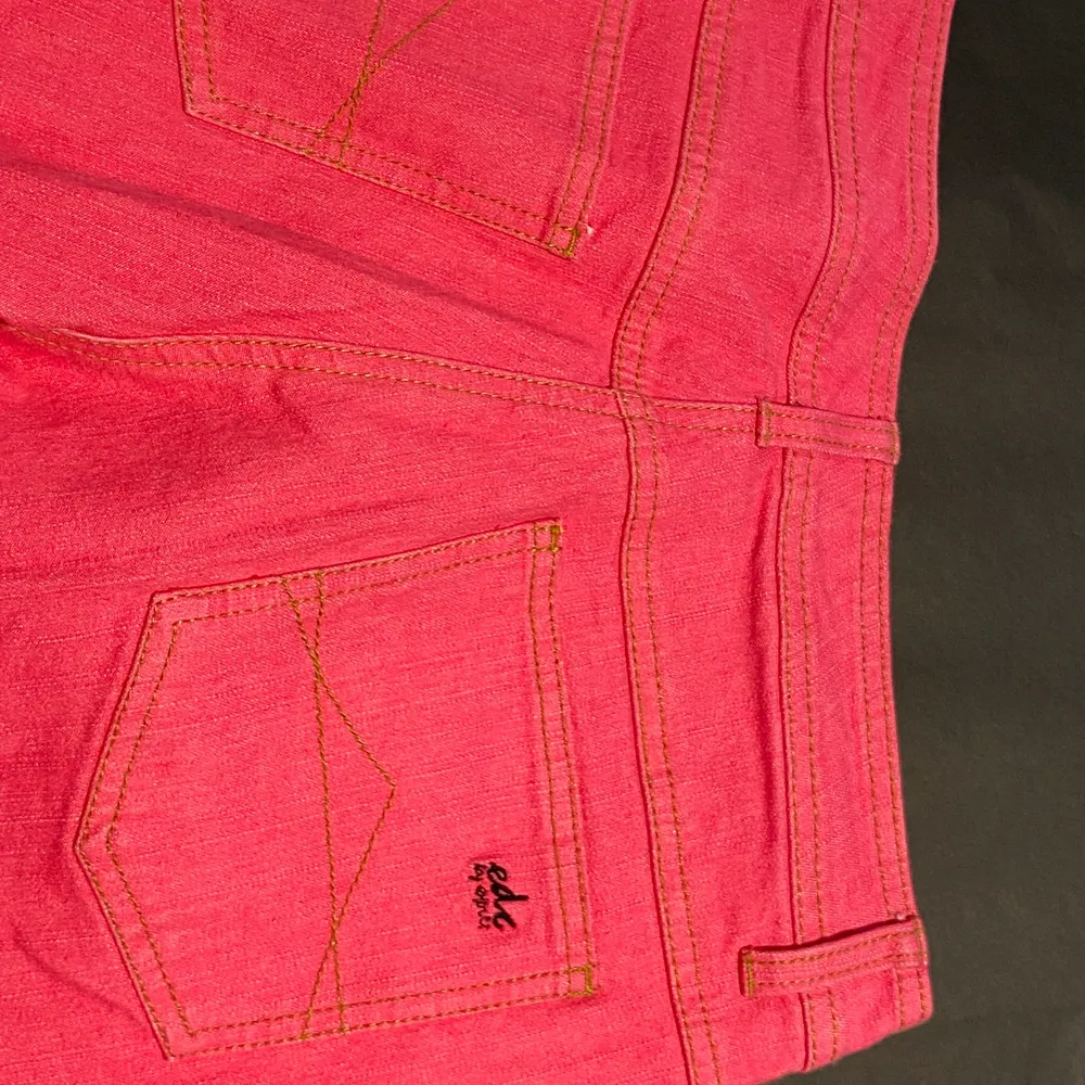 Säljer ett par snygga rosa bootcut som är lågmidjade 💕 Kan gå ner i pris vid snabb affär! . Jeans & Byxor.