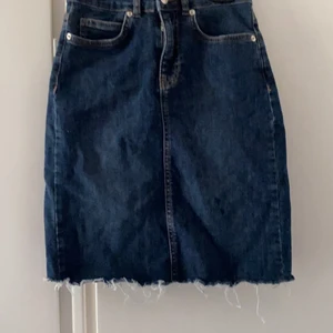 Kjol storlek 34 - Kjol i fint skick aldrig använd säljer då den aldrig kommer till användning