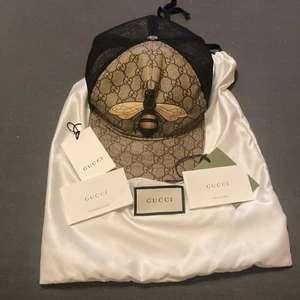 Gucci keps bi - Hej det är dags för mig att sälja min äkta Gucci keps jag vill gärna köpa en annan model. Jag hade också kunnat byta mot en annan model och den ska såklart vara äkta! Priset kan sänkas och om ni har frågor om kepsen skriv privat! 