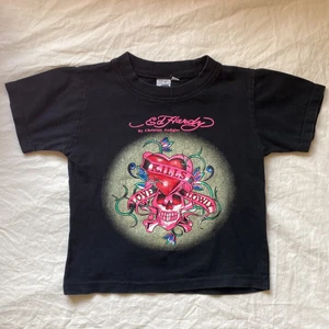 Ed hardy y2k tröja - super fin ed hardy baby tee. strl S men skulle säga mer en XXS/XS. Minimalt lagat hål längst ner på ena baksidan, synns knappt. Köparen står för frakt. ❤️