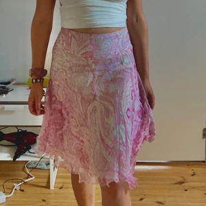 Kjol - Säljer denna superfina rosa kjol köpt från Humana! Använd 1 gång och har lite syn av användning. Pris kan diskuteras❤️