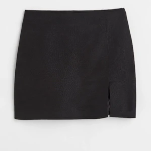 Kjol Hm - Säljer denna helt oanvända linnekjol från hm. Kjolen är med medelhög midja men blir med låg midja på mig som vanligtvis bär storlek S/36❤️ Köparen står för frakt!  Pris kan diskuteras 