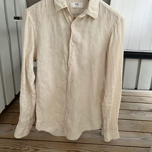 Linneskjorta - Snygg linneskjorta från Uniqlo. Köptes för tre år sedan (då deras modeller var mycket snyggare än idag) för 600 kr. 
