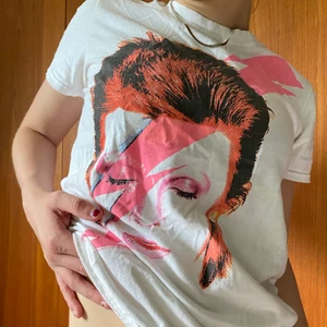 David bowie tee  - Supercool t-shirt med Dawid Bowie tryck!  Sitter som en s och är använd men i gott skick ‼️ kontakta mig innan du vill köpa ‼️