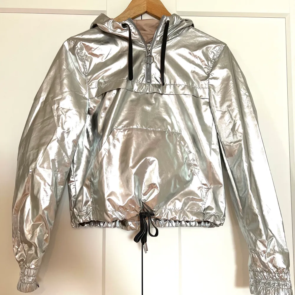 Såå cool silverjacka från H&M x Coachella. Typ aldrig använd då den är för liten för mig. Köparen står för frakt 💛. Jackor.