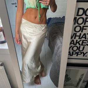 Maxikjol - Kjol i storlek 36. Använd fåtal ggr. Bud från 200