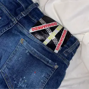 Jeans från dsq2, passar mig som normalt bär 36 i jeans & formar kroppen så fint till skillnad från andra dsq jeans. Köpta på farfetch! Nyskick då de knappt är använda. Nypris ca 489 € vilket motsvarar ca 5000 svenska kr. 