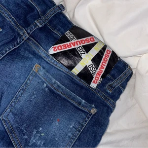 Dsquared 2 jeans - Jeans från dsq2, passar mig som normalt bär 36 i jeans & formar kroppen så fint till skillnad från andra dsq jeans. Köpta på farfetch! Nyskick då de knappt är använda. Nypris ca 489 € vilket motsvarar ca 5000 svenska kr. 