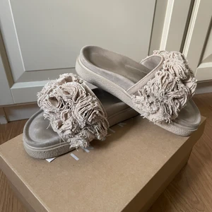 Inuikki  - Säljer inuikki i nyskick, knappt använda i storlek 36, beiga  Nypris är 2199kr kan tänka mig att sälja för 1000kr