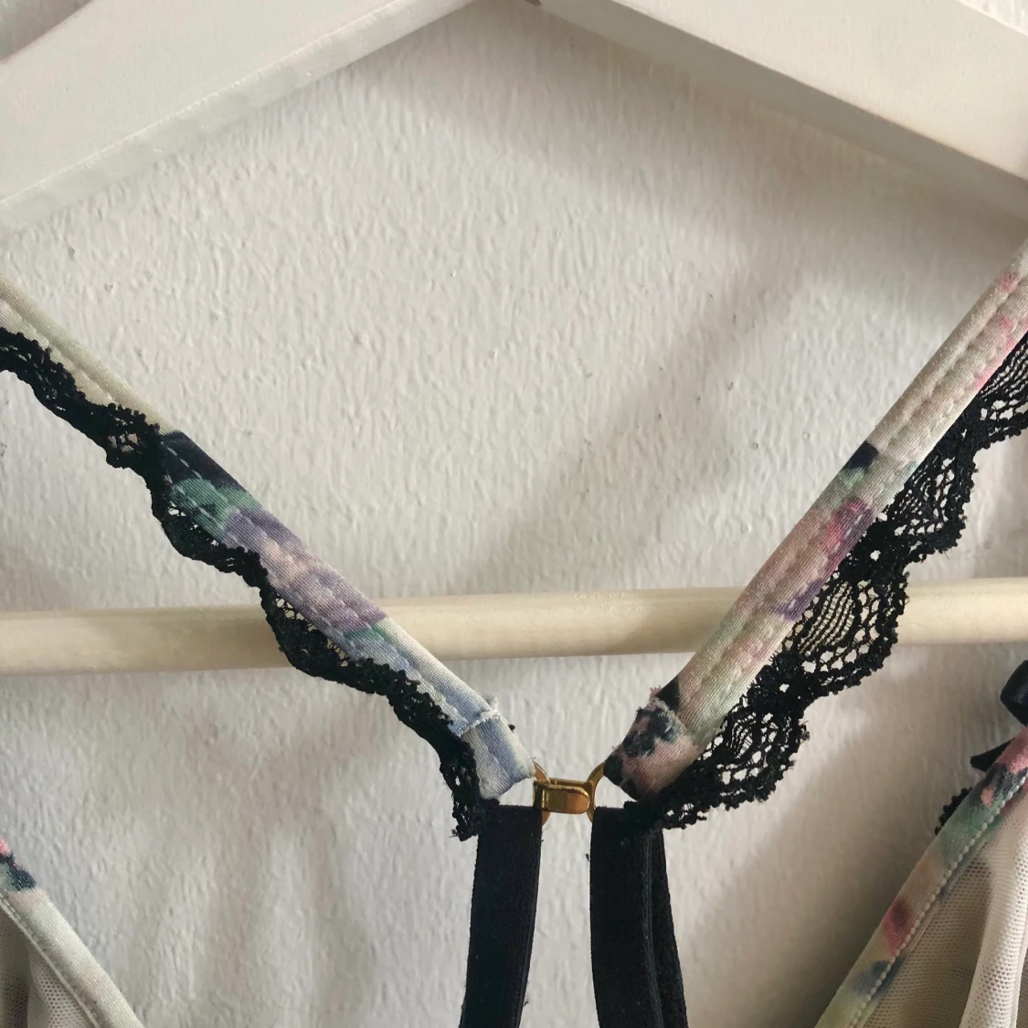 Blommig bygellös bh - 91