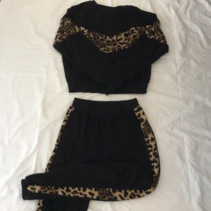 Mjukissett - Mjukissett i stl xs, knappt använda och säljer för 90kr+66kr(frakt) meddelande mig ifall du har några frågor❣️