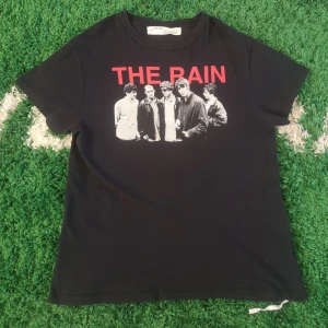 Off-white T-shirt  - Off-white "the Rain" (bandet oasis) T-shirt i medium, Off-white storlekar är Oversized så passar som Large